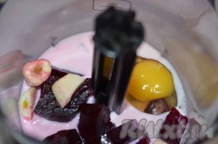 Молоко, яйцо, свеклу, чеснок, оливковое масло и соль измельчаем в блендере до однородной массы.