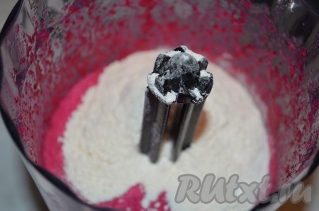 Добавляем муку, перемешиваем. 