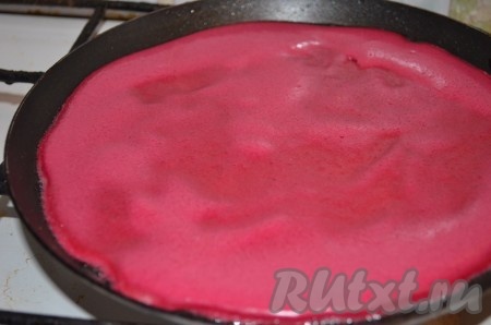 Разогреваем хорошо сковороду, смазываем оливковым маслом, выпекаем блины на среднем огне по 1-2 минуте с каждой стороны.
