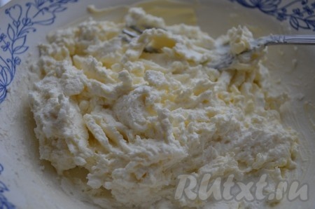 Творог перемешиваем со сметаной и солью.