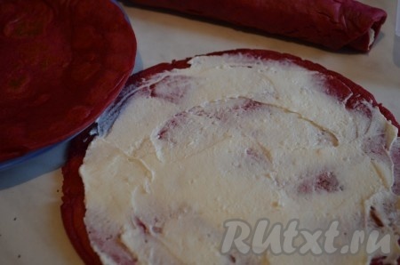 На каждый блин из свеклы намазываем творожную начинку, скручиваем трубочкой.
