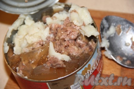 Тушёнку слегка размять вилкой прямо в банке.
