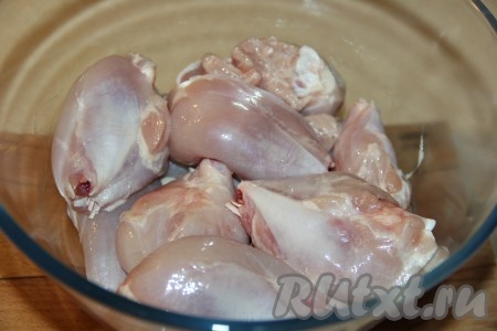 Куриные ножки, по желанию, очистить от кожи, срезать хрящ, вымыть.
