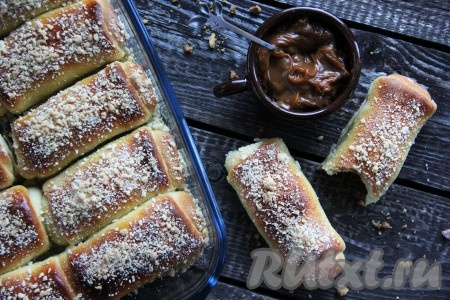Очень вкусные, воздушные, слоистые булочки получились. Подать сдобные булочки с варёной сгущёнкой можно к чаю, кофе или к молоку.
