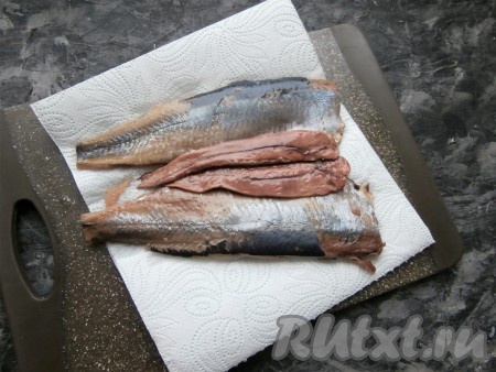 После этого селёдку промыть под проточной водой и обсушить бумажными полотенцами.