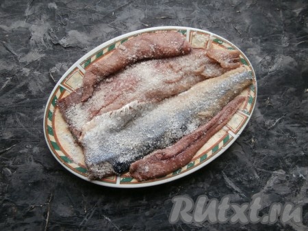Филе сельди посыпать с двух сторон крупной каменной солью.