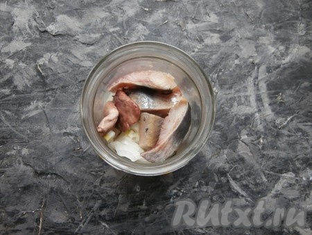 Затем в банку поместить несколько кусочков сельди.
