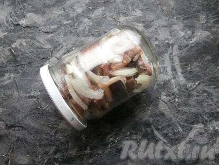 Банку закрутить крышкой и встряхнуть. Отправить в холодильник на 1-3 часа. Каждый час баночку с селёдкой нужно встряхивать.
