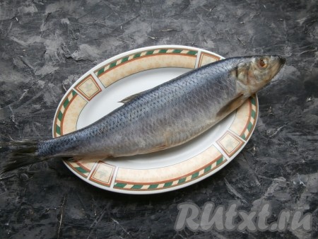 Разморозить селёдку.
