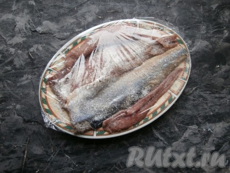 Посуду с филе селёдки закрыть пищевой плёнкой и оставить на 1 час при комнатной температуре.
