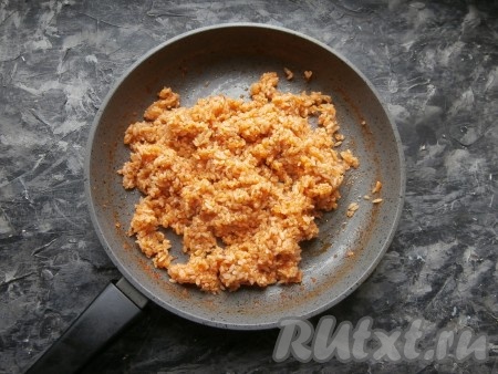 Накрыть сковороду крышкой, дать соусу закипеть и готовить рис с помидорами на слабом огне около 20 минут (до испарения жидкости). Рис не разварится, зёрнышки останутся такими же, как и были, он станет рассыпчатым.