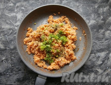 К рису с помидорами добавить измельчённую петрушку, перемешать и прогреть на огне ещё минуты 2-3.