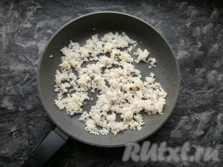 Рис обжарить на разогретом оливковом масле. Обжаривать рис нужно на среднем огне, перемешивая, до слегка золотистого цвета.