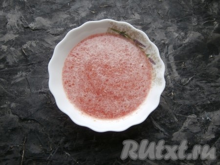 Содержимое чаши блендера измельчить до состояния пюре (или перекрутить на мясорубке).
