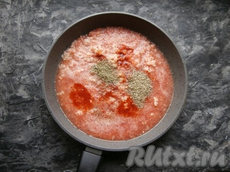 Всыпать соль, немного чёрного молотого перца, парику, сахар, майоран и орегано.
