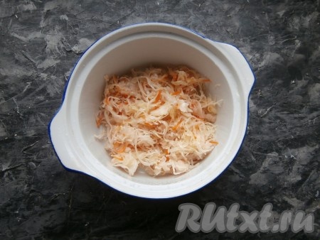 Картошку, чеснок и лук очистить. Квашеную капусту немного измельчить и поместить в кастрюлю, подходящую для готовки в духовке.
