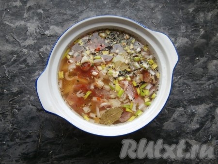 Влить растительное масло и воду.