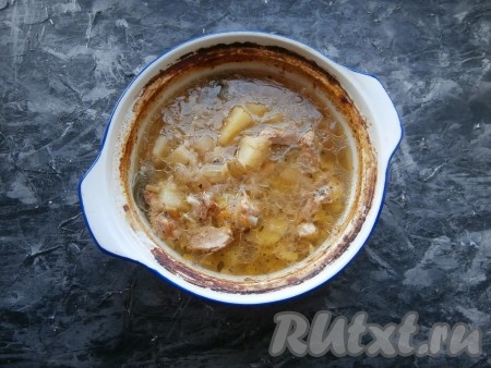 Накрыть кастрюлю крышкой и отправить в холодную духовку. Выставить температуру 180 градусов и включить духовку. Готовить щи из квашеной капусты 15 минут, после чего температуру убавить до 160 градусов и готовить блюдо далее ещё 1 час 15 минут.
