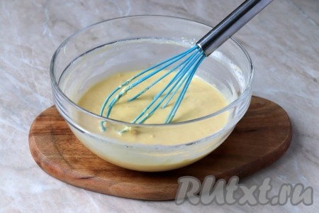 Перемешайте тесто, оно получится, как сметана средней густоты. 