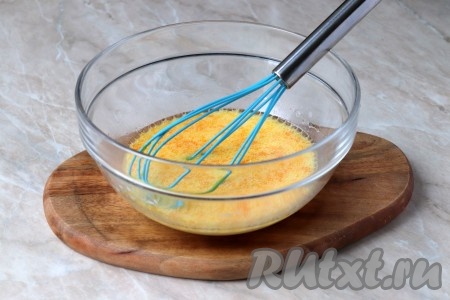 Тёплое молоко налейте в глубокую миску, добавьте к нему сахар, соль, растительное масло и куриное яйцо. С помощью венчика тщательно перемешайте до однородного состояния. Количество соли можно регулировать самостоятельно, учитывая вкус сыра. 