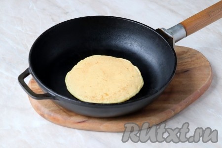 Выпекайте сырный панкейк на умеренном огне по 1,5-2 минуты с каждой стороны (до золотистого цвета), затем переложите на тарелку.&nbsp;Таким образом приготовьте панкейки из всего теста (у меня получилось 7 штук).&nbsp;
