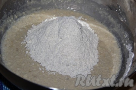 Всыпать половину муки, перемешать. А дальше добавляем муку небольшими порциями, каждый раз хорошо вмешивая её в тесто.
