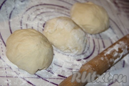 Теперь тесто разделить на три равные части (я всегда использую весы).
