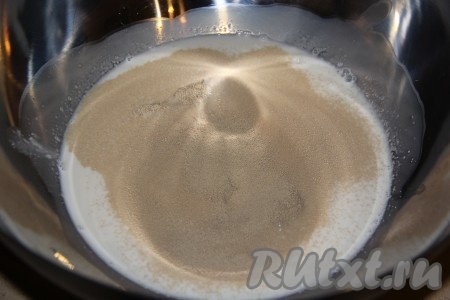 Достать из холодильника сливочное масло, чтобы оно согрелось до комнатной температуры и стало достаточно мягким. Приготовим опару для нашего дрожжевого теста, для этого в тёплое молоко нужно всыпать сухие дрожжи. Молоко не должно быть горячим, температура - не более 40 градусов.
