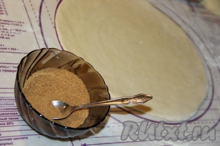 Теперь займёмся начинкой, для этого в небольшой пиале нужно соединить сахар (у меня коричневый) и корицу, перемешать. Каждую часть теста раскатать скалкой в круг. У меня диаметр пирога 28 см.
