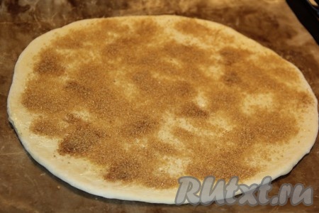 Посыпать половиной смеси сахара и корицы.
