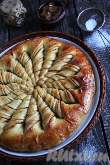 Вот такой красивый и аппетитный дрожжевой пирог получился, благодаря корице, он очень ароматный, а формовка в виде закрученных жгутиков позволяет его делить на части без ножа. Уверена, такая выпечка придётся по вкусу и вам, и вашим близким!