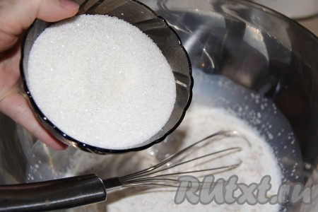 Затем всыпать сахар и перемешать венчиком.
