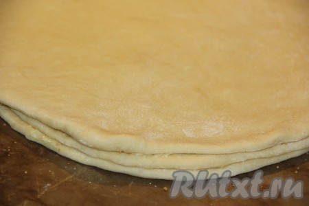 Накрыть начинку вторым кругом. Снова смазать 10 граммами мягкого масла и присыпать оставшейся смесью сахара и корицы. Накрыть начинку третьим кругом теста. Закрепить края теста по кругу.
