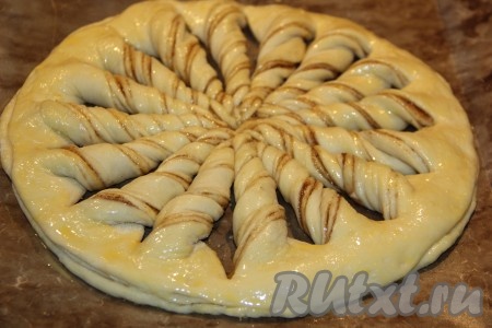Подошедший пирог смазать взбитым желтком.
