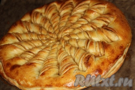 Выпекать дрожжевой пирог с корицей в разогретой духовке при температуре 200 градусов до золотистого цвета (примерно, 30 минут).
