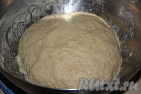 Вымесить тесто в течение 15-20 минут. Сначала тесто будет липнуть, а затем станет очень пластичным и эластичным. Оставить дрожжевое тесто в миске, накрыв полотенцем для подъёма. Оно должно увеличиться раза в 2-3 (у меня тесто поднялось на кухонном столе за 1,5 часа).
