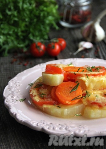 После сигнала мультиварки разложить тушёные кабачки с овощами по тарелкам и подать к столу в горячем виде, щедро посыпав зеленью. Приготовьте это простое, сочное, аппетитное блюдо и насладитесь его насыщенным вкусом и ароматом!