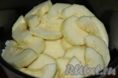 Выложить кабачки поверх овощей, посолить, по желанию, можно добавить немного молотого чёрного перца.
