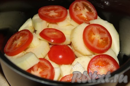 Помидоры вымыть, нарезать на кружочки и выложить поверх кабачка.
