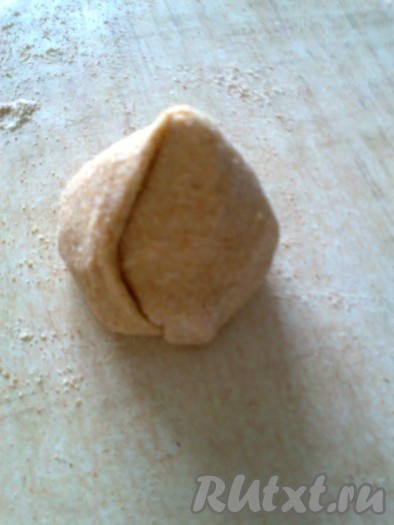 Вот такой "бутон тюльпана" должен получиться. Аналогично сформировать печенье из оставшихся частей теста.
