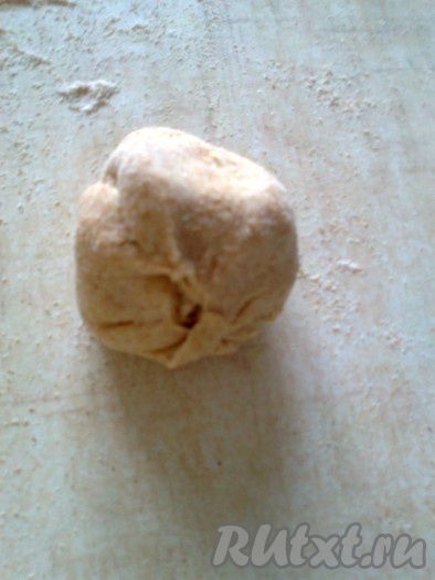 Подвернуть края внизу конуса к центру.
