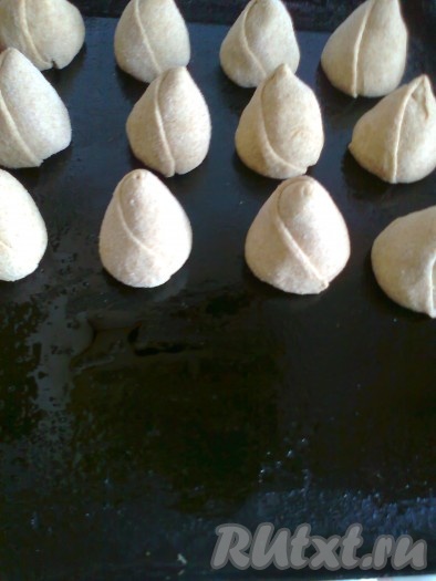 Противень смазать маслом (или застелить пергаментом) и поместить на него печенье "Тюльпан".
