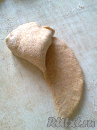 И начиная с этого края, продолжить сворачивать тесто конусом.