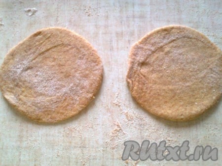 Стол присыпать мукой. Каждый кусочек теста раскатать в лепёшку диаметром 10 см.