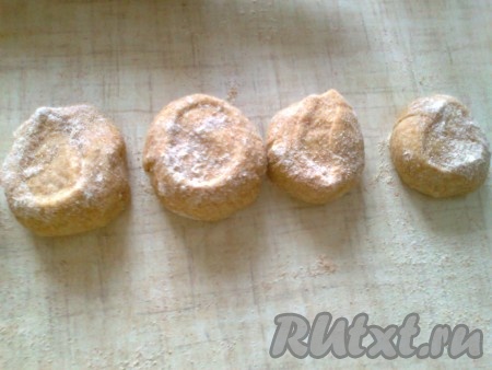 Для приготовления начинки курагу промыть и проварить 10 минут в небольшом количестве воды. Воду не сливать. Изюм залить кипятком на 10 минут, затем воду слить и обсушить изюм салфеткой. Миндальные орешки, изюм, курагу пробить вместе с небольшим количеством воды от варки кураги блендером - начинка для печенья в виде тюльпана готова.

Для замешивания теста смешать просеянную муку с солью, сахаром и содой, погашенной лимонным соком, затем влить оливковое масло, воду и яичный белок, перемешать, замешивая мягкое тесто. Накрыть тесто и оставить на 20 минут на столе. По прошествии времени скатать тесто на присыпанной мукой поверхности в колбаску. Затем нарезать колбаску на 12 одинаковых кусочков. Каждый кусочек обмакнуть срезом в муку, немного прижать рукой.