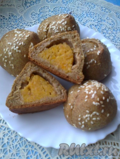 Смазать печенье яичным желтком, смешанным с растительным маслом, посыпать кунжутом, поставить в разогретую духовку и выпекать 20-25 минут (до румяности) при температуре 180 градусов. Вот так печенье выглядит в разрезе.
