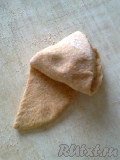 И начиная с этого края, продолжить сворачивать тесто конусом.