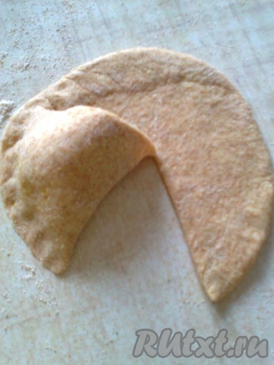 Накрыть начинку тестом, залепливая снизу край теста, как на фото.
