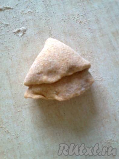 И начиная с этого края, продолжить сворачивать тесто конусом.