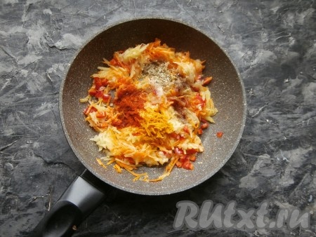 Обжарить, помешивая, на среднем огне минут 5, после чего добавить карри, куркуму, паприку, соль, чёрный молотый перец, орегано и лимонный сок.
